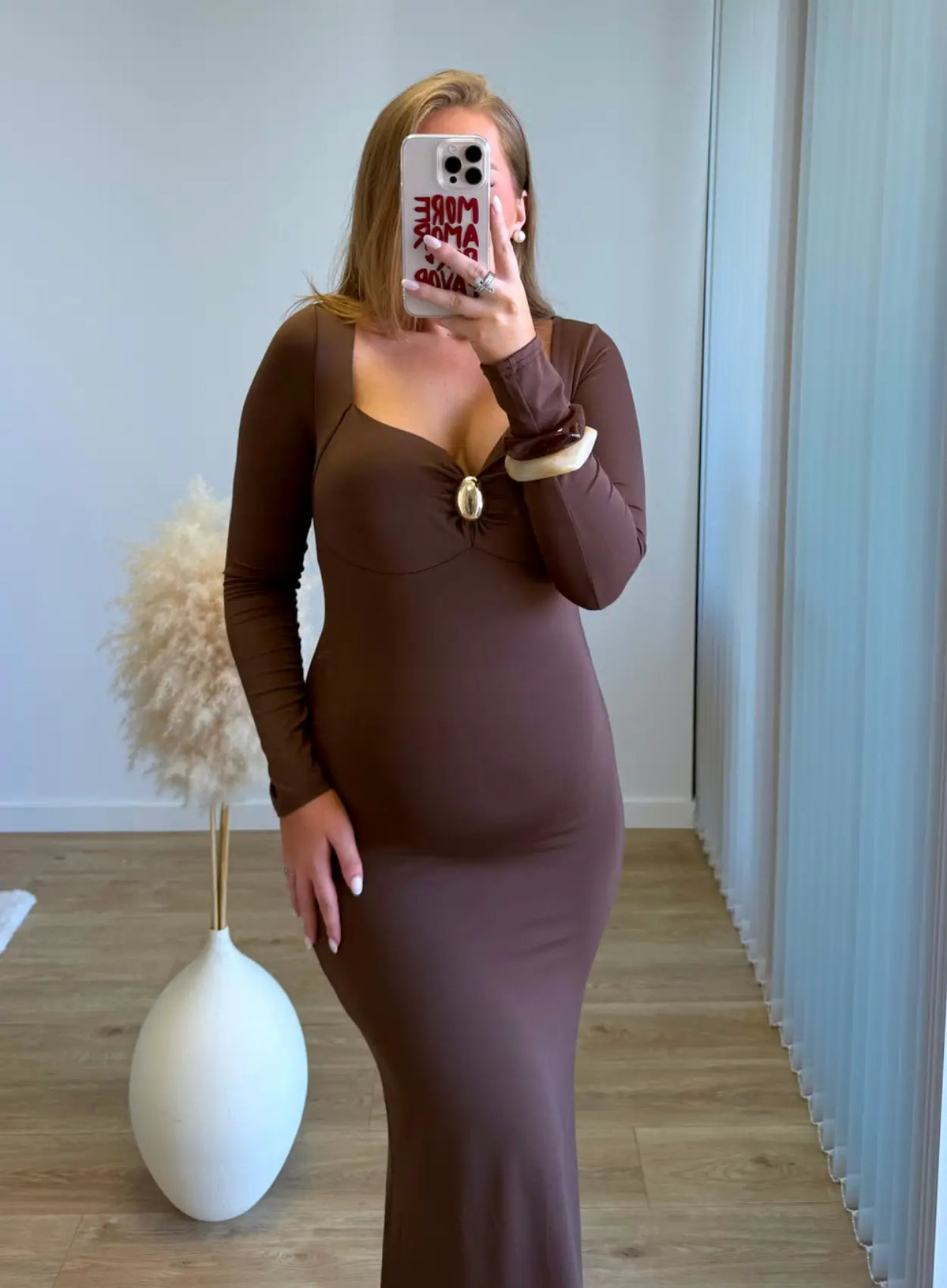 Robe-longue-de-grossesse-marron-avec-bijou