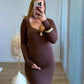 Robe-longue-de-grossesse-marron-avec-bijou