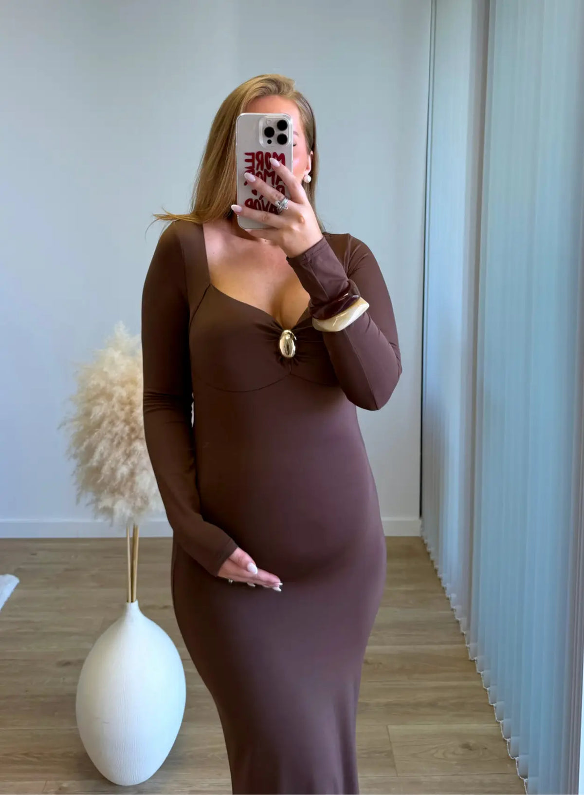 Robe-longue-de-grossesse-marron-avec-bijou