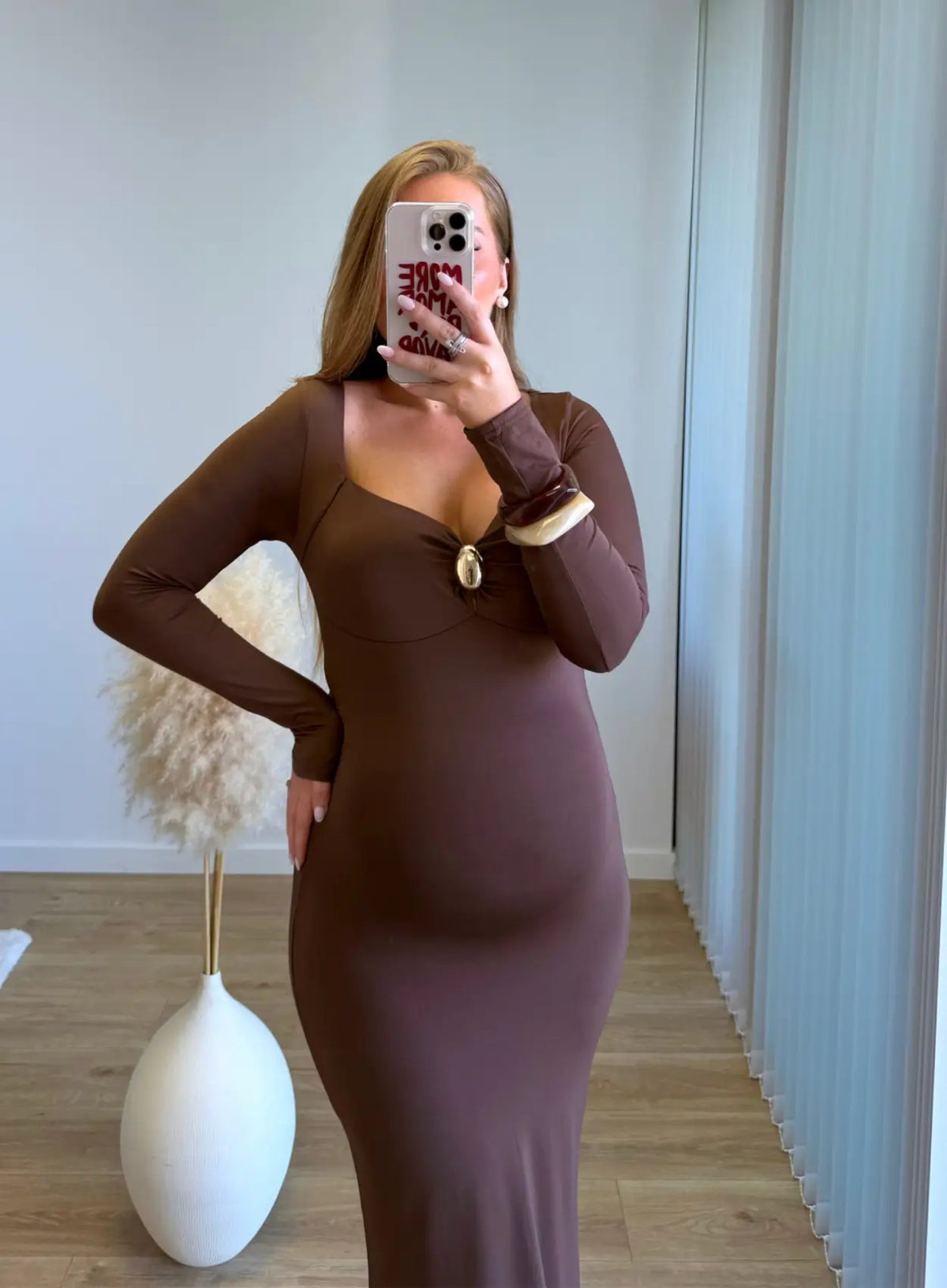 Robe-longue-de-grossesse-marron-avec-bijou