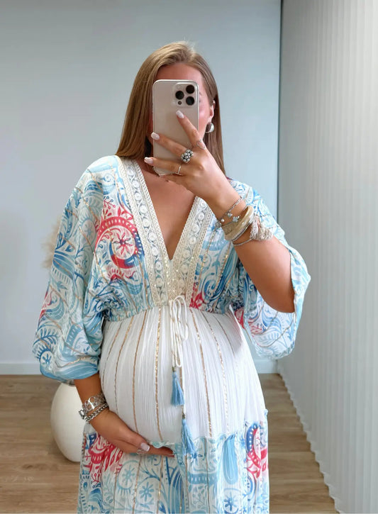 robe-longue-de-grossesse-style-bohème-blanche-et-bleue