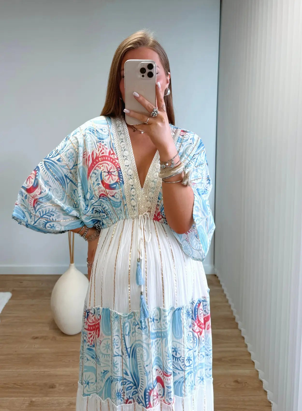 robe-longue-de-grossesse-style-bohème-blanche-et-bleue