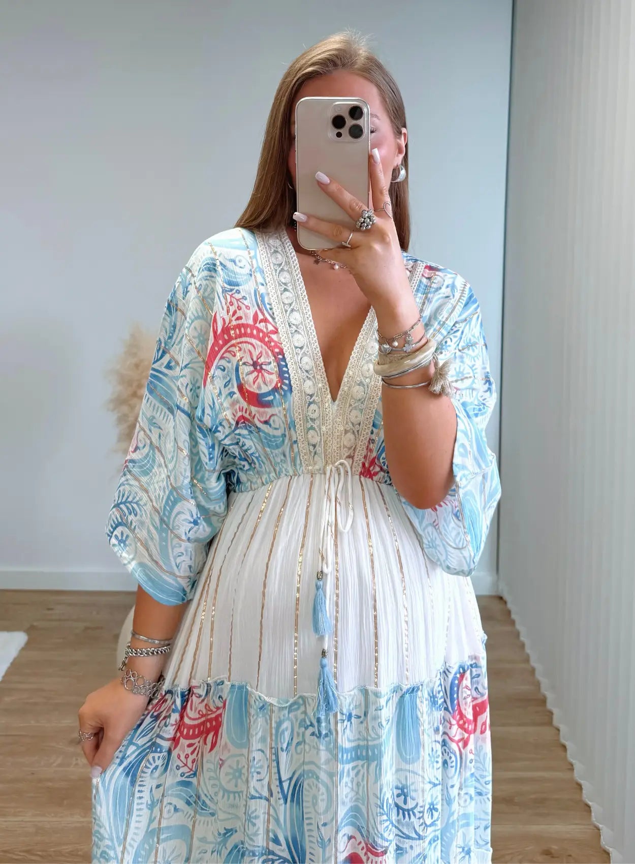 robe-longue-de-grossesse-style-bohème-blanche-et-bleue