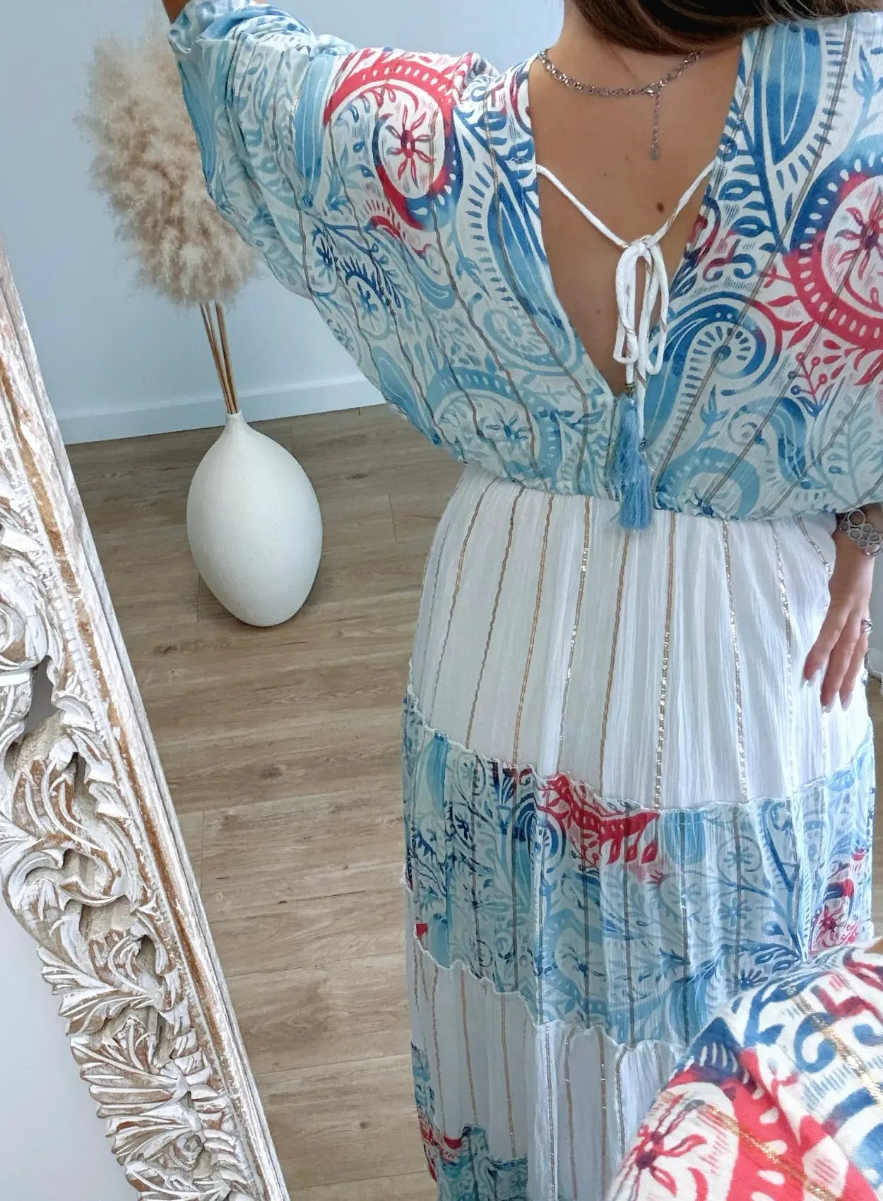 robe-longue-de-grossesse-style-bohème-blanche-et-bleue