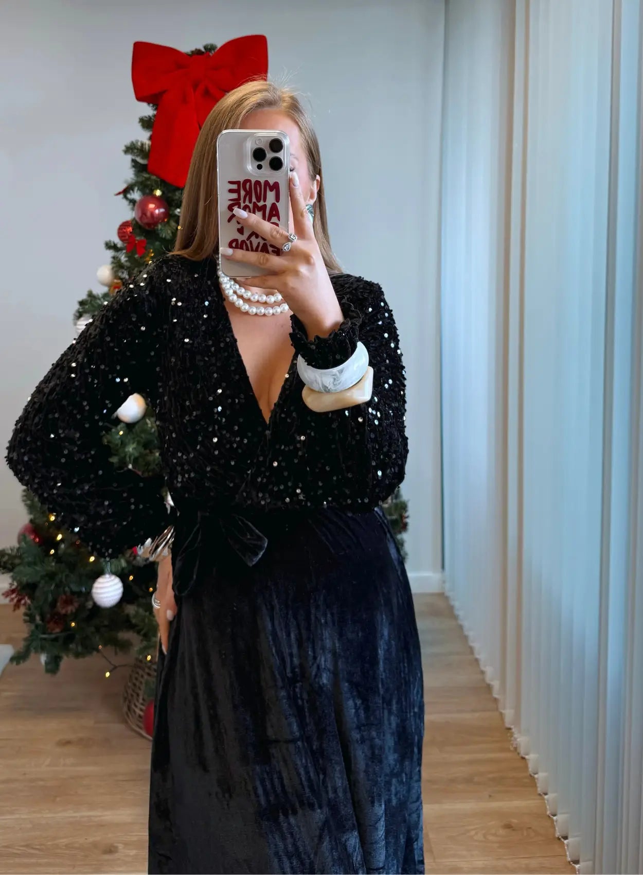 Robe-longue-de-grossesse-à-sequins-et-paillettes-noire