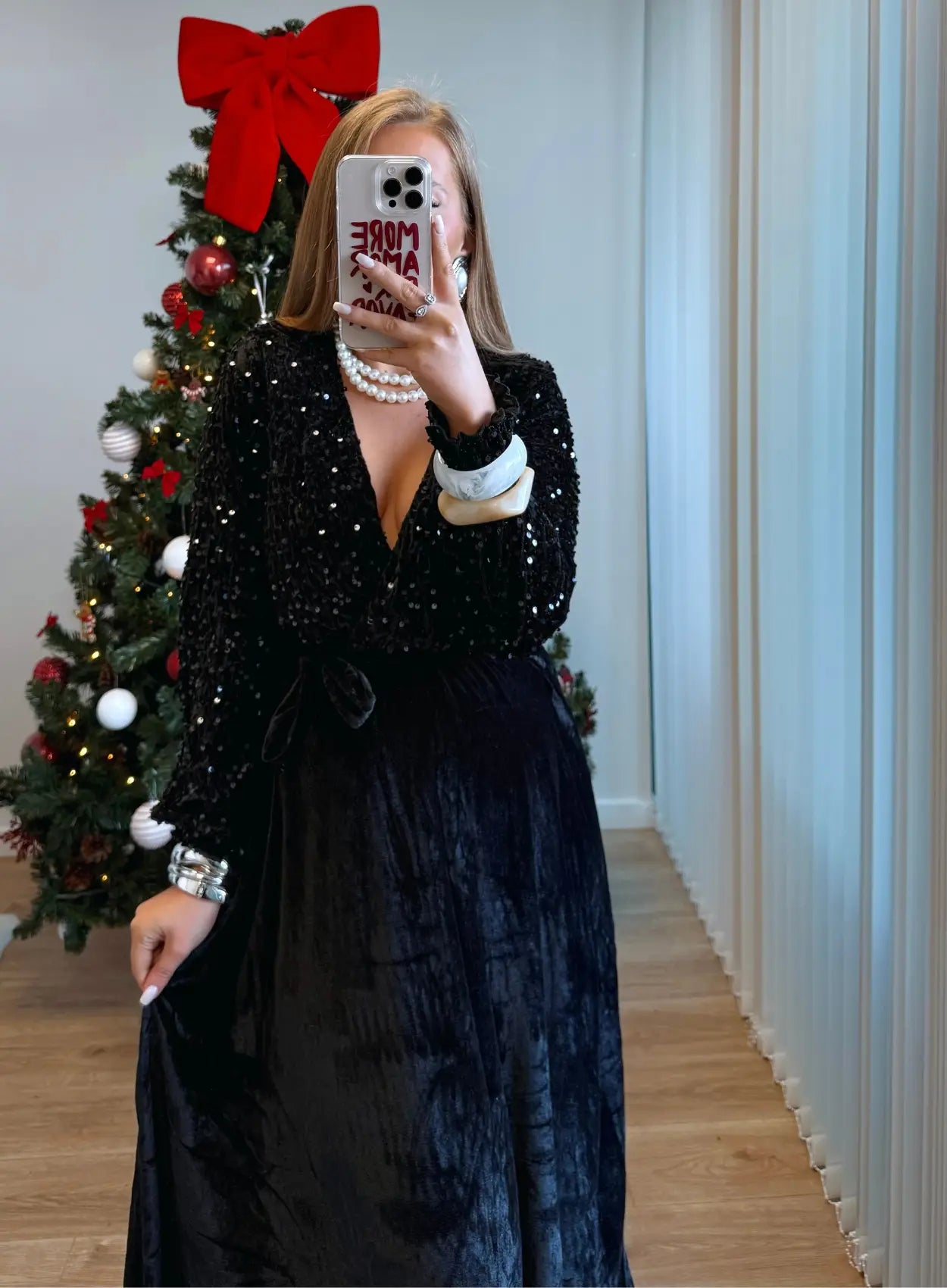 Robe-longue-de-grossesse-à-sequins-et-paillettes-noire