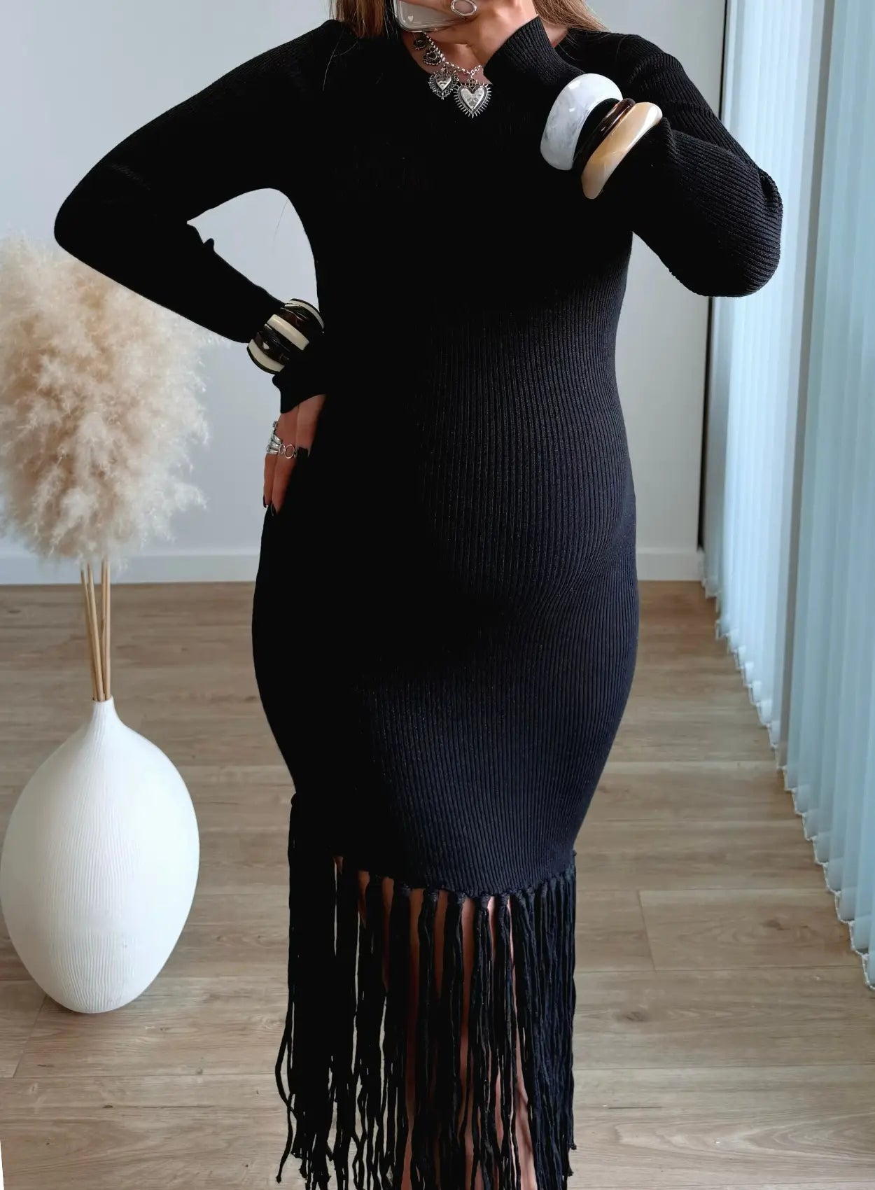 robe-longue-de-grossesse-noire-côtelée-avec-franges