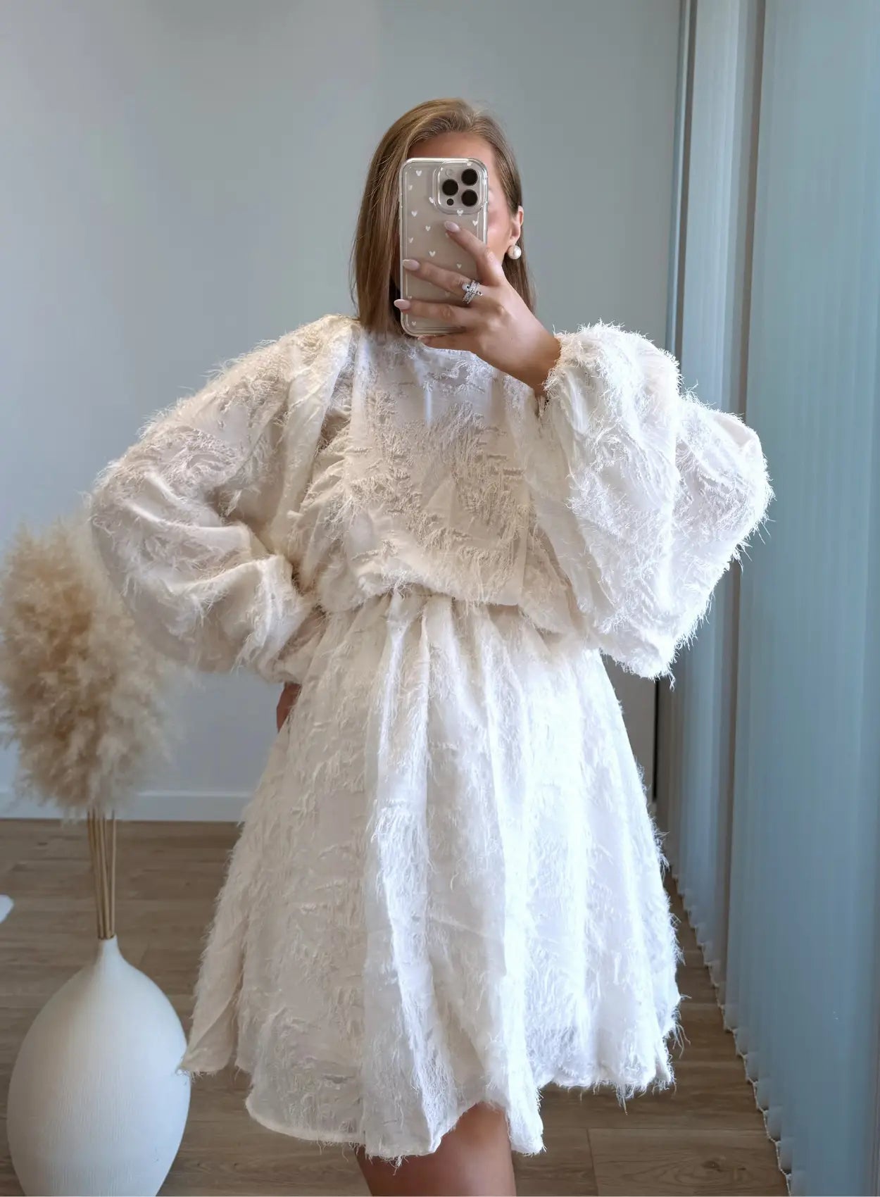 Robe-courte-de-grossesse-babydoll-beige-à-plumes