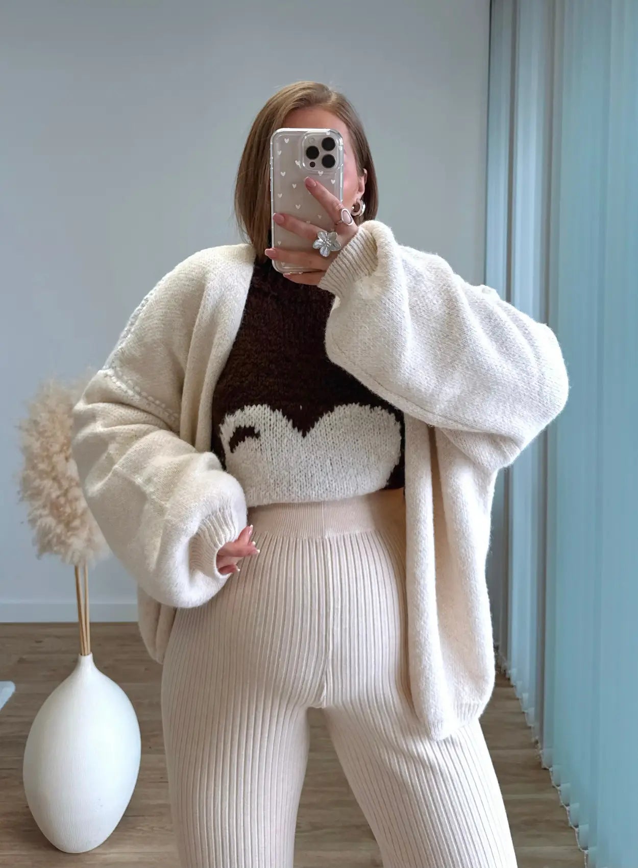 Pull-de-grossesse-chocolat-et-coeur-crème