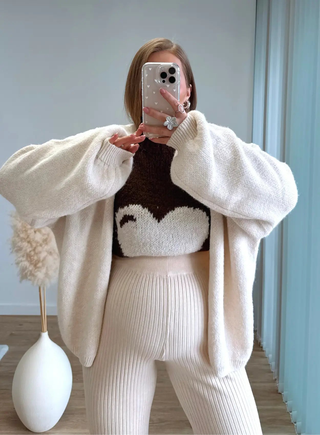 Pull-de-grossesse-chocolat-et-coeur-crème