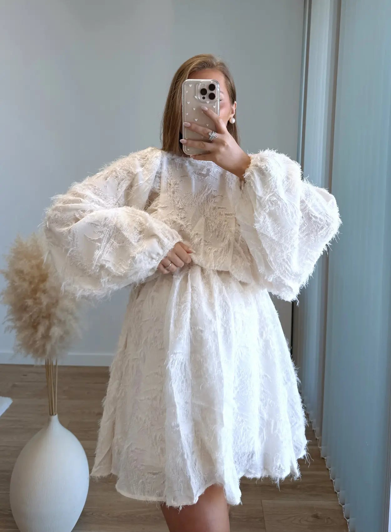Robe-courte-de-grossesse-babydoll-beige-à-plumes