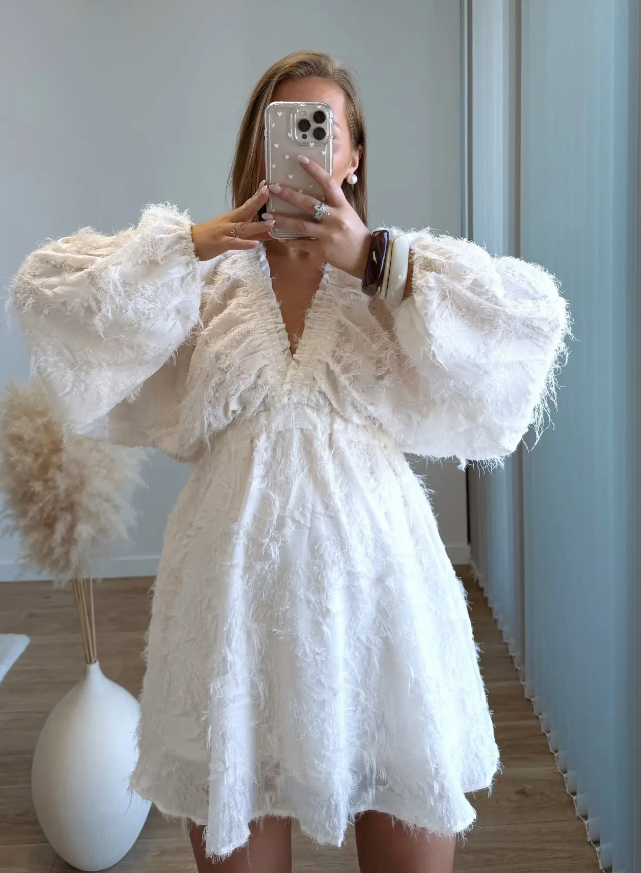 Robe-courte-de-grossesse-babydoll-beige-à-plumes