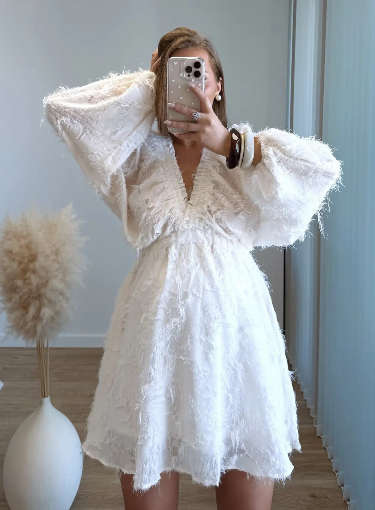 Robe-courte-de-grossesse-babydoll-beige-à-plumes
