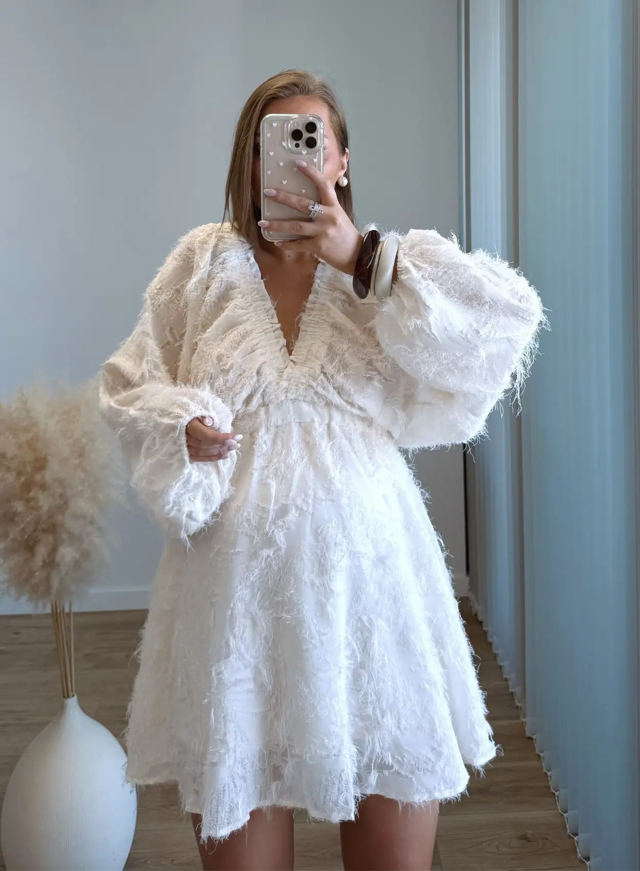 Robe-courte-de-grossesse-babydoll-beige-à-plumes